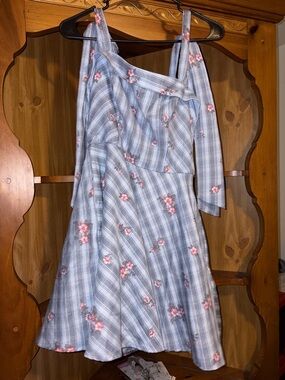 Cute spring dress!